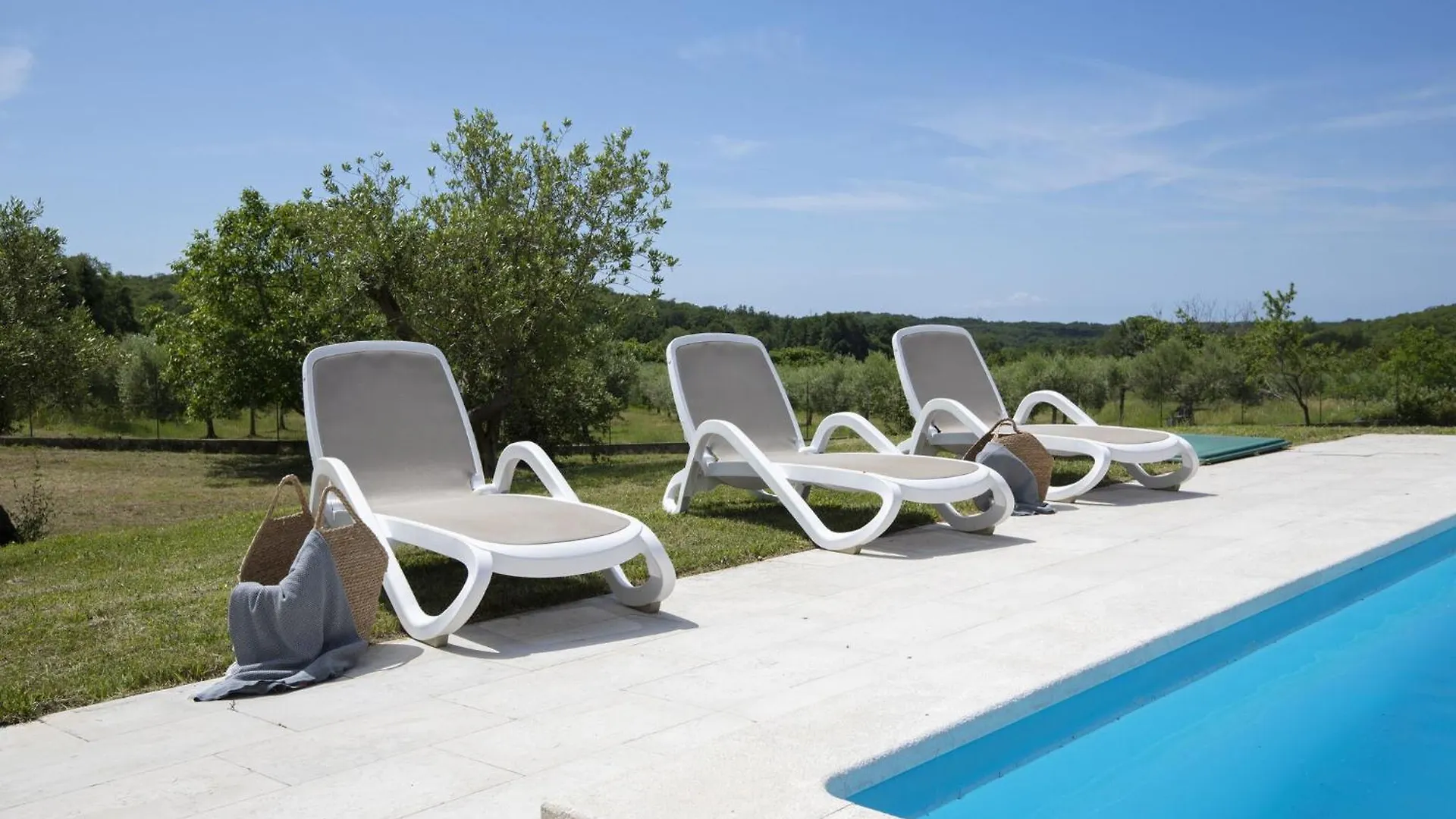 Attractive Villa In Sorici With Swimming Pool 0*,